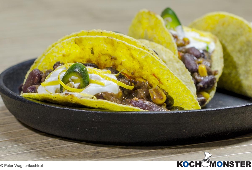 Chili con Carne mit selbst gemachten Taco-Shells
Foto (c) Peter Wagner/kochtext
(stark reduzierte Bildqualität) Chili con Carne mit selbst gemachten Taco-Shells