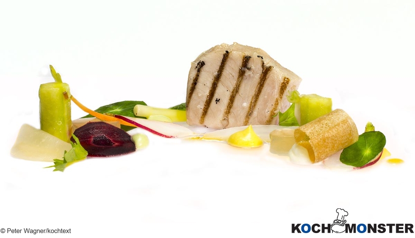 Gegrillte Gelbschwanzmakrele mit Sommergemüse und Passionsfrucht
Foto (c) Peter Wagner/kochtext
(stark reduzierte Bildqualität) Gegrillte Gelbschwanzmakrele mit Sommergemüse und Passionsfrucht