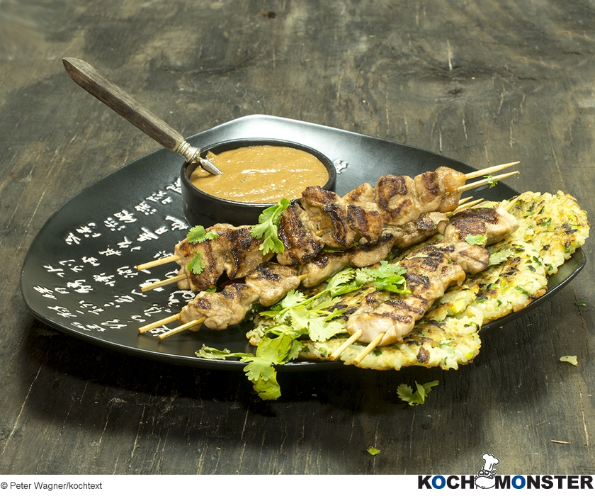 Hühnchen-Grillspieße mit scharfer Erdnuss-Sauce
Foto (c) Peter Wagner/kochtext
(stark reduzierte Bildqualität) Hühnchen-Grillspieße mit scharfer Erdnuss-Sauce