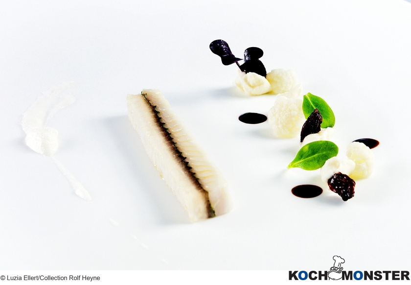 Rochenflügel mit Karfiolröschen, altem Balsamico, weißen Rosinen und leichter Trüffelnage
Foto (c) Luzia Ellert/Collection Rolf Heyne
(stark reduzierte Bildqualität) Rochenflügel mit Karfiolröschen, altem Balsamico, weißen Rosinen und leichter Trüffelnage
