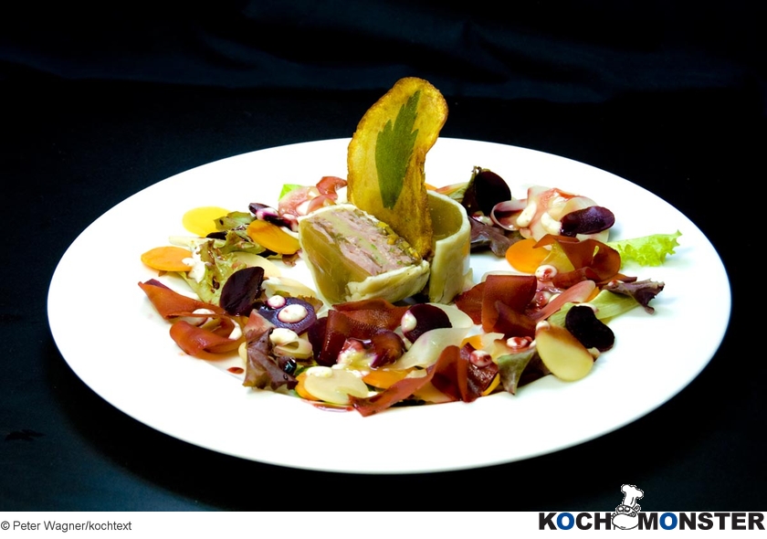 Sülze von gesalzenen Schweinebäckle mit Linsen, eingelegtem Gemüse und Senfsauce
Foto (c) Peter Wagner/kochtext
(stark reduzierte Bildqualität) Sülze von gesalzenen Schweinebäckle mit Linsen, eingelegtem Gemüse und Senfsauce