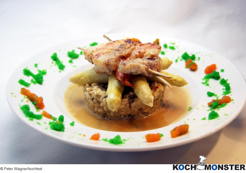 Spargelrisotto mit Seeteufelschaschlik und Krustentiersauce
Foto (c) Peter Wagner/kochtext
(stark reduzierte Bildqualität) Spargelrisotto mit Seeteufelschaschlik und Krustentiersauce