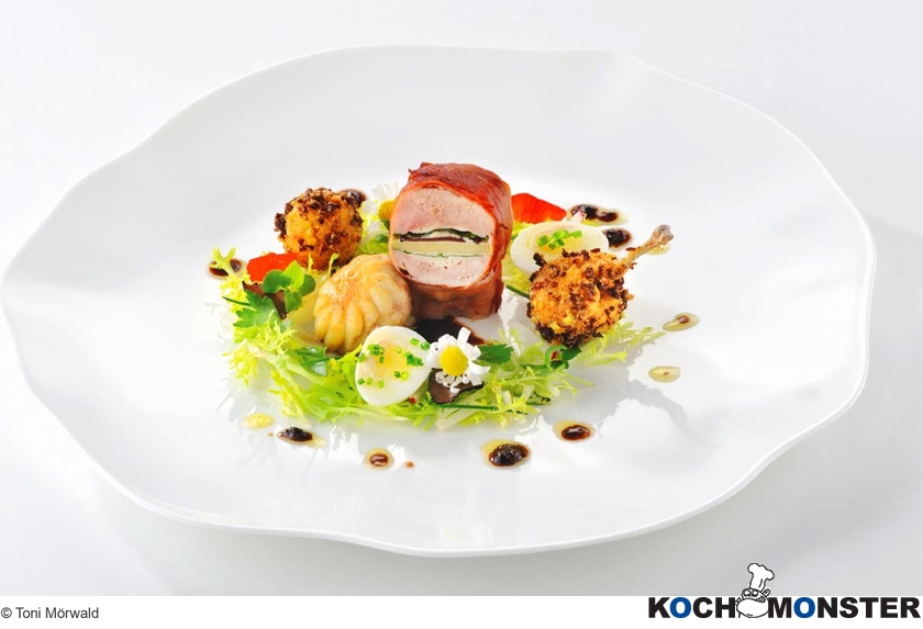 Wachtelcrépinette mit Gänselebertrüffel und kleinem Wiesensalat